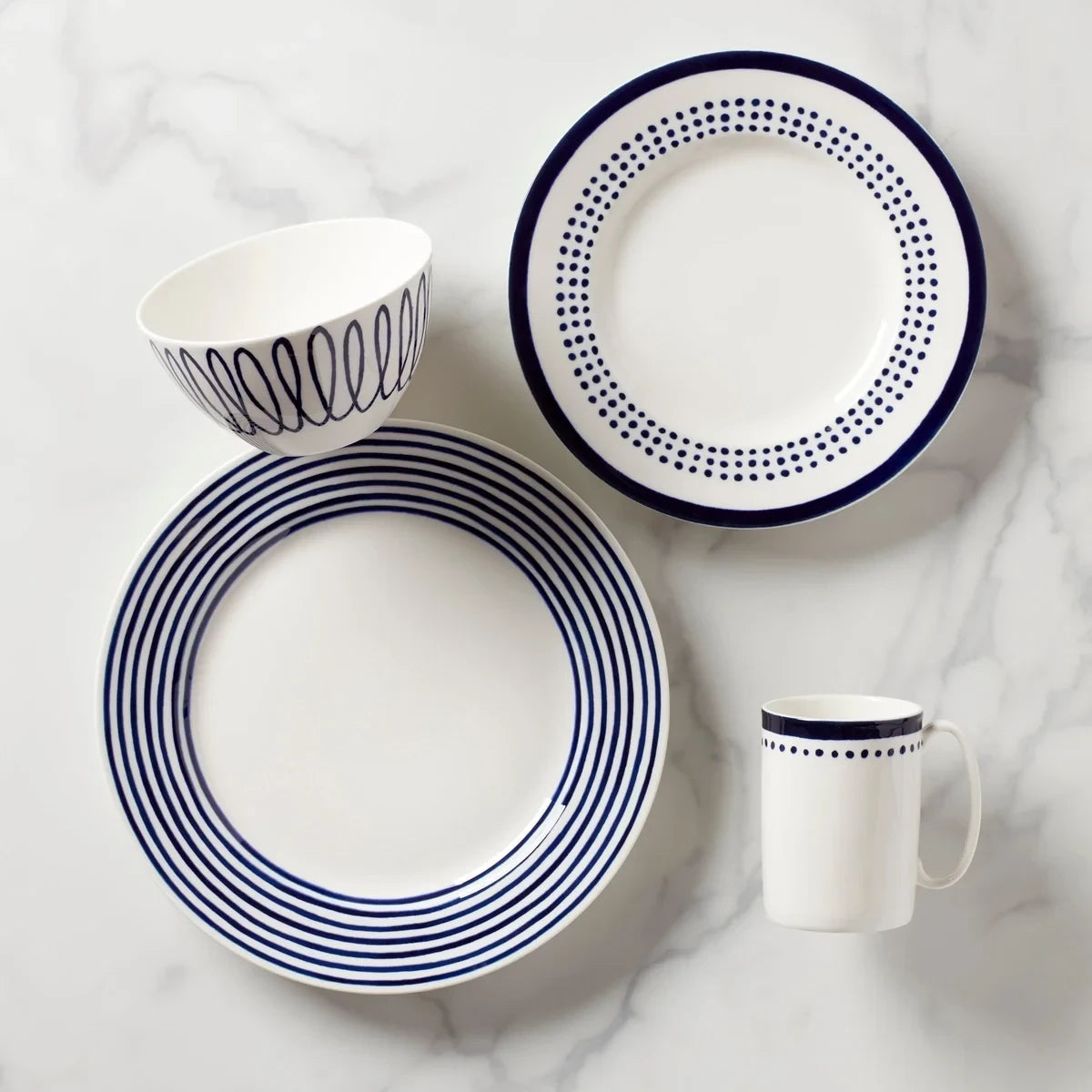 Set de vajilla Antos Charlotte Street East con platos, cuenco y taza de porcelana blanca con patrones azules